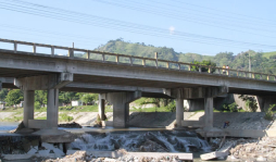 La estructura sobre el río Choloma está a punto caerse