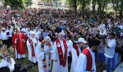Católicos abarrotan templo en honor al Cristo Negro