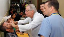 Embajadora de EUA dice que brigadistas no dejarán de venir a Honduras