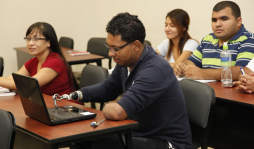 Hondureño perdió ambas manos, pero no el talento de pintor