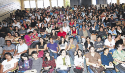 18,000 maestros hondureños buscan un empleo