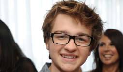 Angus T. Jones se disculpa por criticar serie