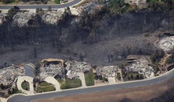 Incendio arrasa con 300 casas en Colorado
