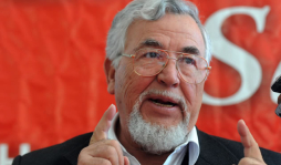 Sin permiso del Papa, Luis Santos oficializa aspiración presidencial