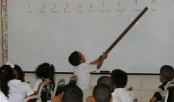 Reubicación de maestros genera malestar de padres