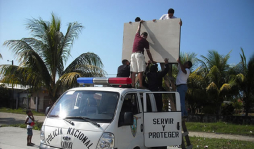 Policías recuperan cancha multiusos