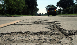 Vía recién pavimentada a El Zapotal comienza a dañarse