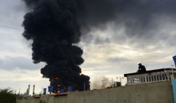 Suben a 41 muertos en incendio de refinería en Venezuela