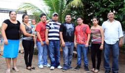 Los confunde hasta la mamá porque son igualitos