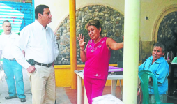 Alberto Chedrani lleva víveres al asilo