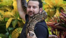 Tiene 30 serpientes que conviven con su familia