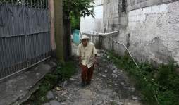 Victoriano Bueso duerme entre muertos 'con un ojo abierto”