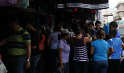 Locura en tiendas por compras previo a la Nochebuena