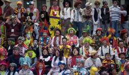 Payasos afinan el arte de hacer reír en convención anual