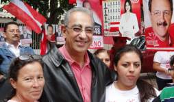 Mauricio Villeda entrega donativos y obras en cierre de campaña