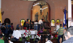 Católicos abarrotan templo en honor al Cristo Negro