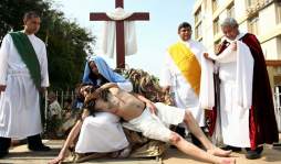 'Ayúdanos a no crucificar nuestra casa”: Cardenal Rodríguez