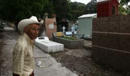 Victoriano Bueso duerme entre muertos 'con un ojo abierto”