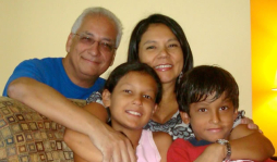 'Madrugo a ver el microscopio y mi esposa, a caminar”