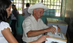 Más conscientes, pero desencantados, votarán los adultos mayores