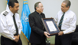 Escuela de aviación recibe certificado