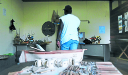 Piden apoyo para crear escuela de artesanías pech y garífunas