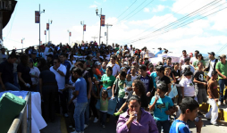 Jóvenes realizan cadena humana contra la violencia en Honduras