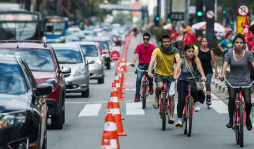 América Latina pedalea por un día sin autos