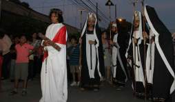 La pasión de Cristo en vivo en la parroquia San Pedro Apóstol