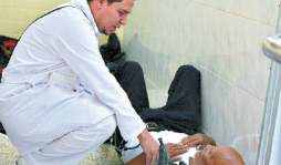 El suelo sirve de camilla en el Hospital Escuela