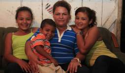 Elsa Valenzuela cambia silla de oficina por asiento de bus