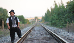 Pequeño catracho anhela ser gigante de la actuación en EUA