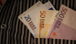 Cada vez menos remesas de hondureños en España