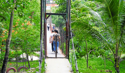 Peligra que caiga puente en aldea Peña Blanca