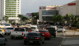 Locura en tiendas por compras previo a la Nochebuena