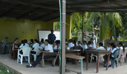 Reciben clases en galera