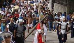 'Ayúdanos a no crucificar nuestra casa”: Cardenal Rodríguez