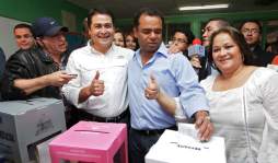 Precandidatos acuden a urnas y llaman a hondureños a votar