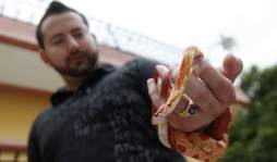 Tiene 30 serpientes que conviven con su familia