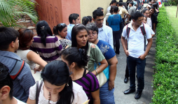 Sampedranos acuden en masa a buscar empleo