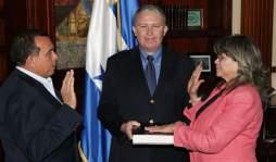 Lobo juramenta a 5 funcionarios