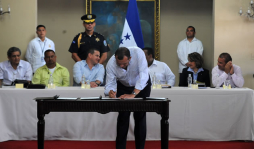 Estudiantes protestan por sueldos atrasados a maestros