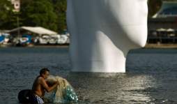 Escultura invita a soñar en playa de Brasil