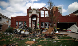 Dallas evalúa los daños tras tornados