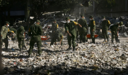 Localizan un cadáver más entre escombros en Pemex