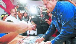Joaquín Nodarse votó junto a familia