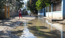 Aguas pluviales pasan frente a centro de salud