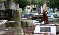 Victoriano Bueso duerme entre muertos 'con un ojo abierto”