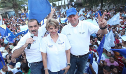Entusiasmo despierta la caravana azul de Ricardo Álvarez