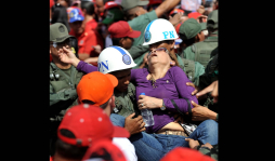 Desmayos y largas filas en Venezuela para ver a Chávez